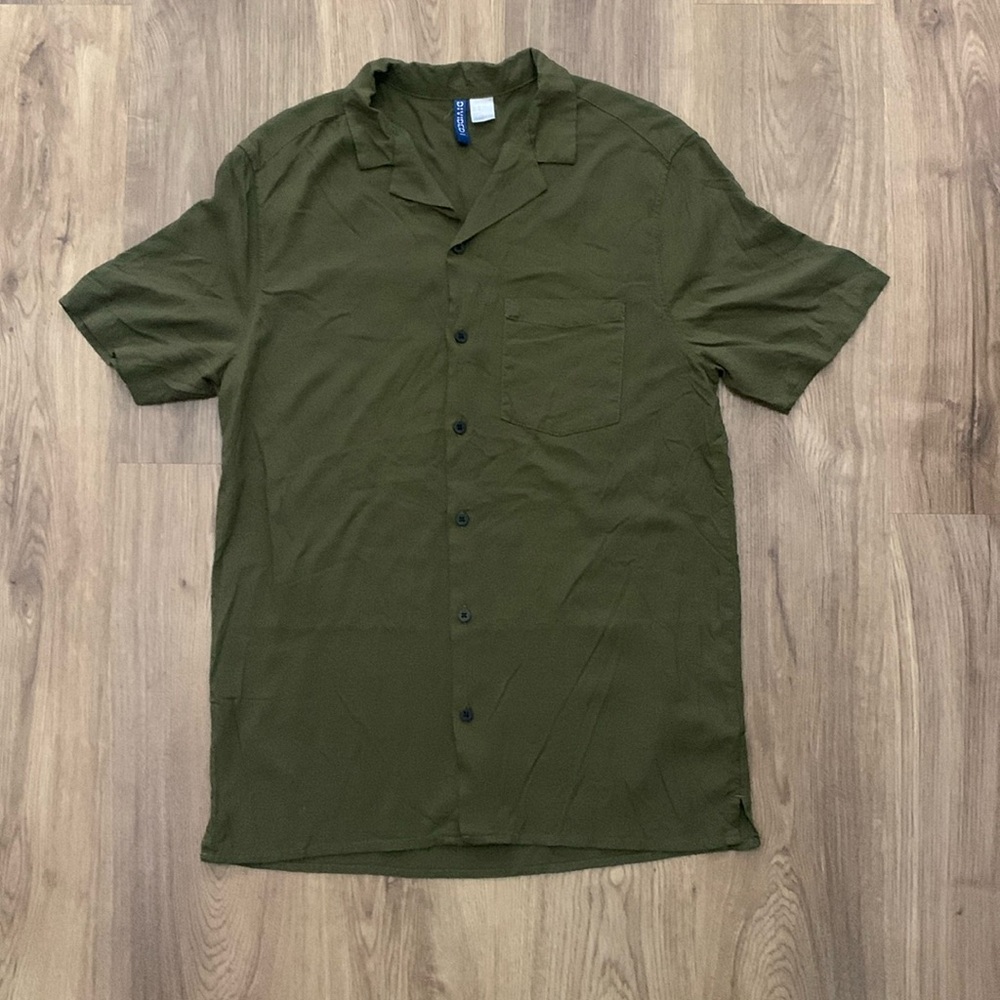 Divided H&M. Short Sleeve V-neck Button-down. Size M